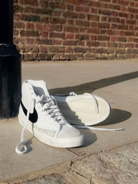 stoffen witte nike schoenen schoonmaken|witte schoenen weer uit laten.